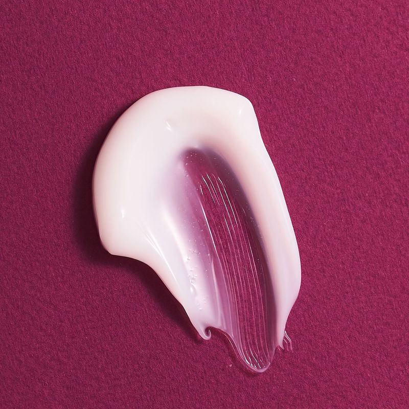 Retinol-A--Cream-texture